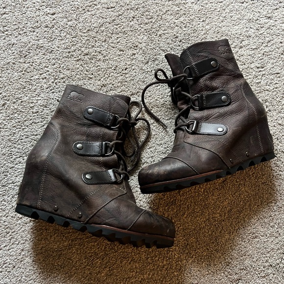 Sorel Joan of Arctic Wedge Mid Size 8 Distressed Waterproof Leather Boots - Picture 1 of 6